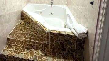 Habitación, 1 cama King size, para no fumadores, hidromasaje | Tina de hidromasaje