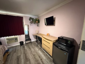 Room, 1 King Bed, Non Smoking, Jetted Tub | Desk, free WiFi, bed sheets