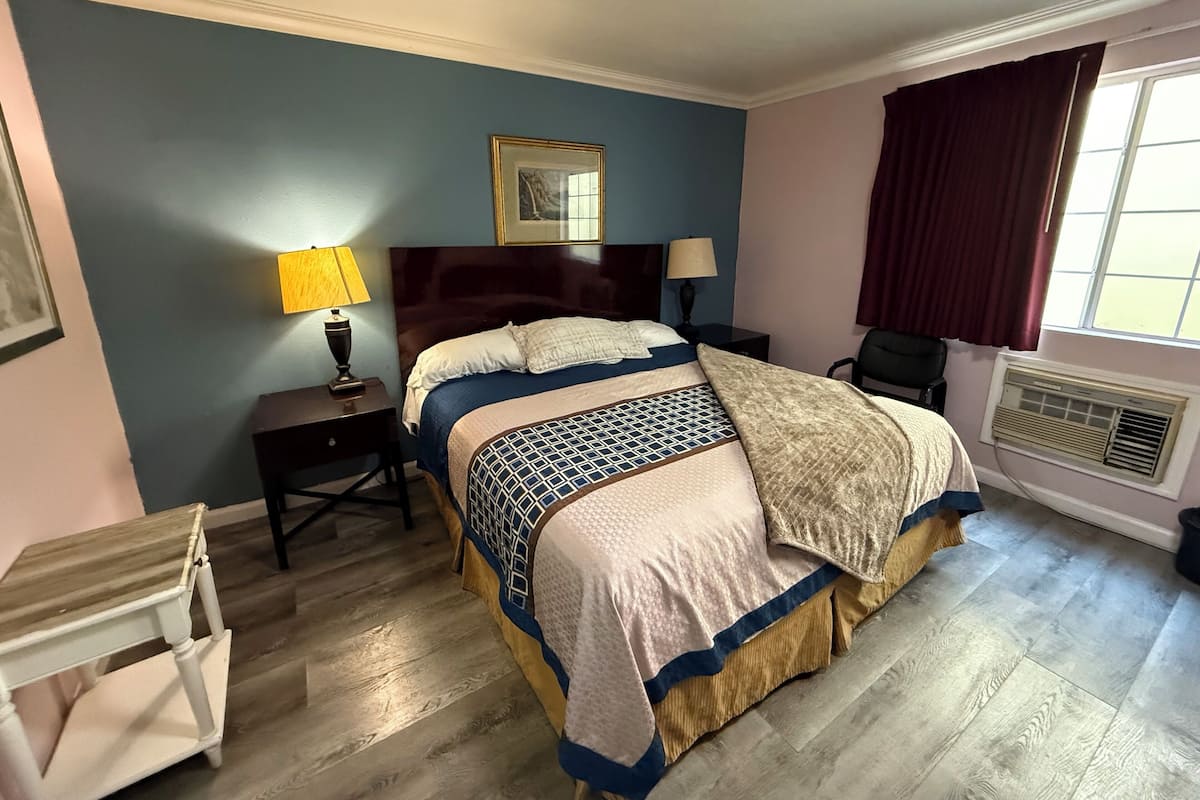 Room, 1 King Bed, Non Smoking, Jetted Tub