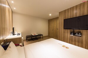 Quarto casal standard | Banheiro | Chuveiro, produtos de toalete grátis, secador de cabelo