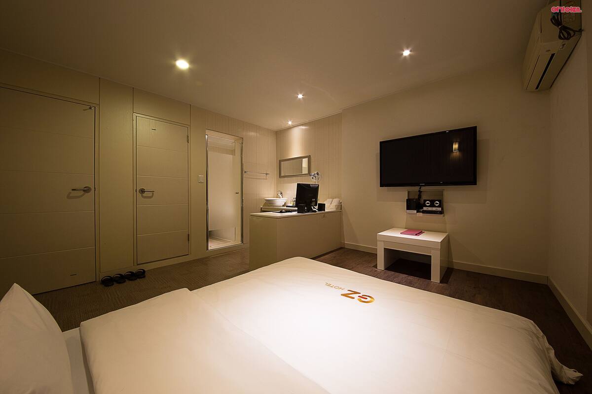 Quarto casal standard | Escrivaninha, Wi-Fi de cortesia