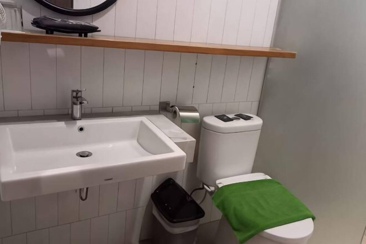 Bad | Dusj, toalettartikler (inkludert), hårføner og tøfler