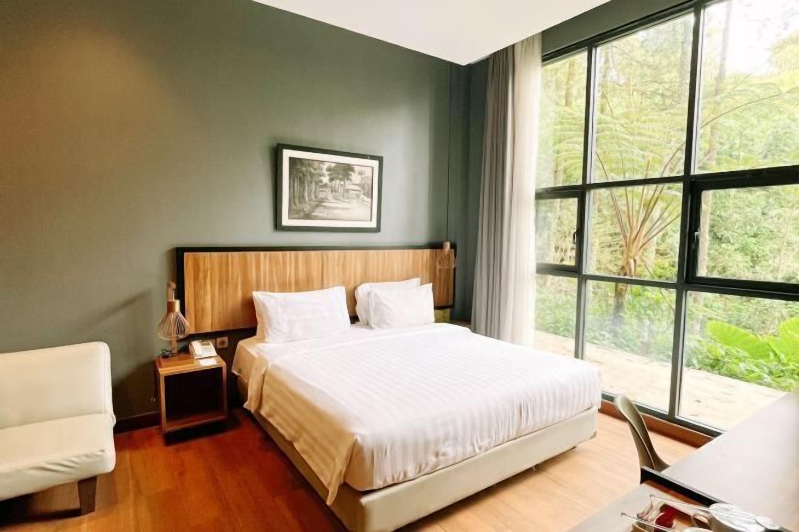 Premium bedding, in-room safe, desk, rollaway beds