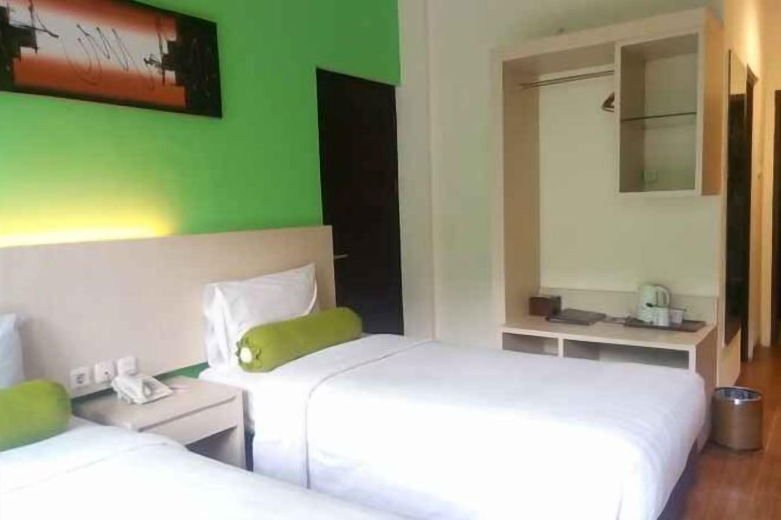 Ropa de cama de alta calidad y caja de seguridad en la habitación 