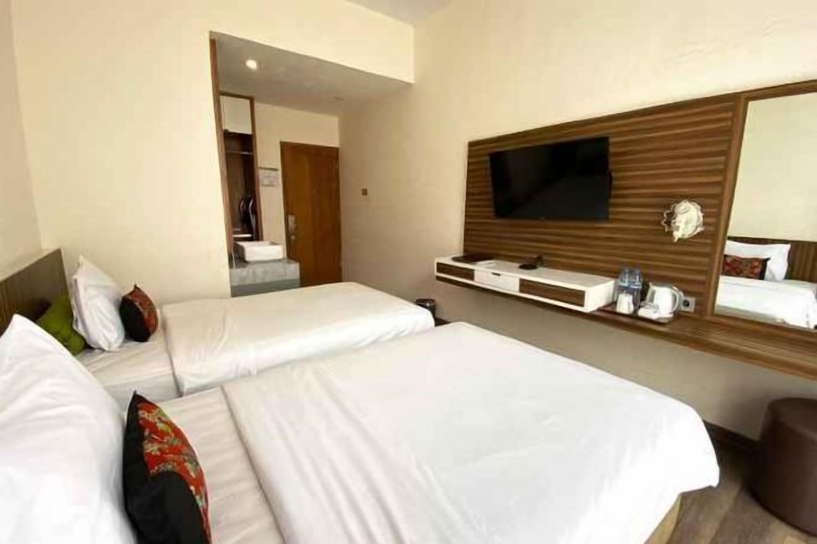 Hochwertige Bettwaren, Zimmersafe, Schreibtisch, Zustellbetten