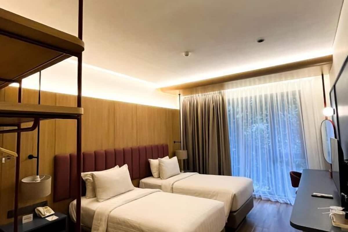 Premium bedding, in-room safe, desk, rollaway beds