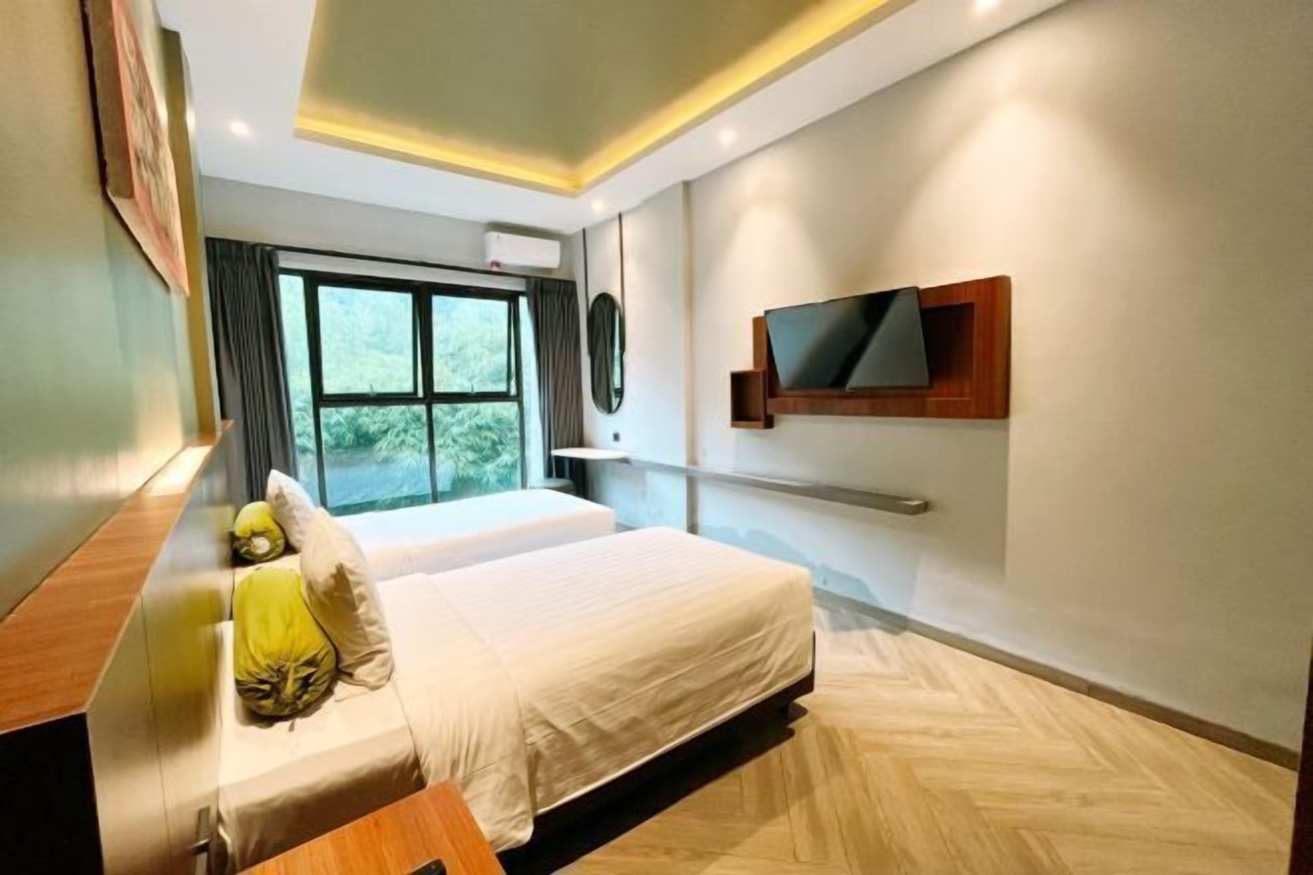 Premium bedding, in-room safe, desk, rollaway beds