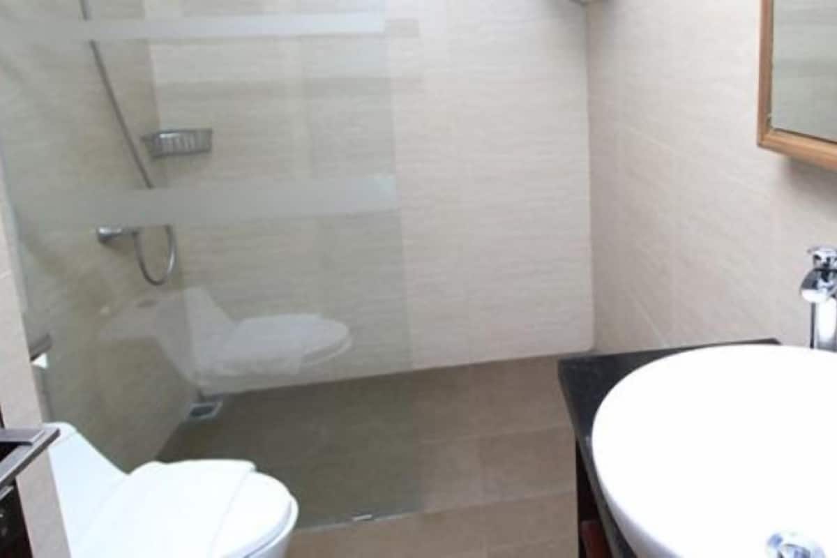 Badezimmer | Dusche, kostenlose Toilettenartikel, Haartrockner, Hausschuhe