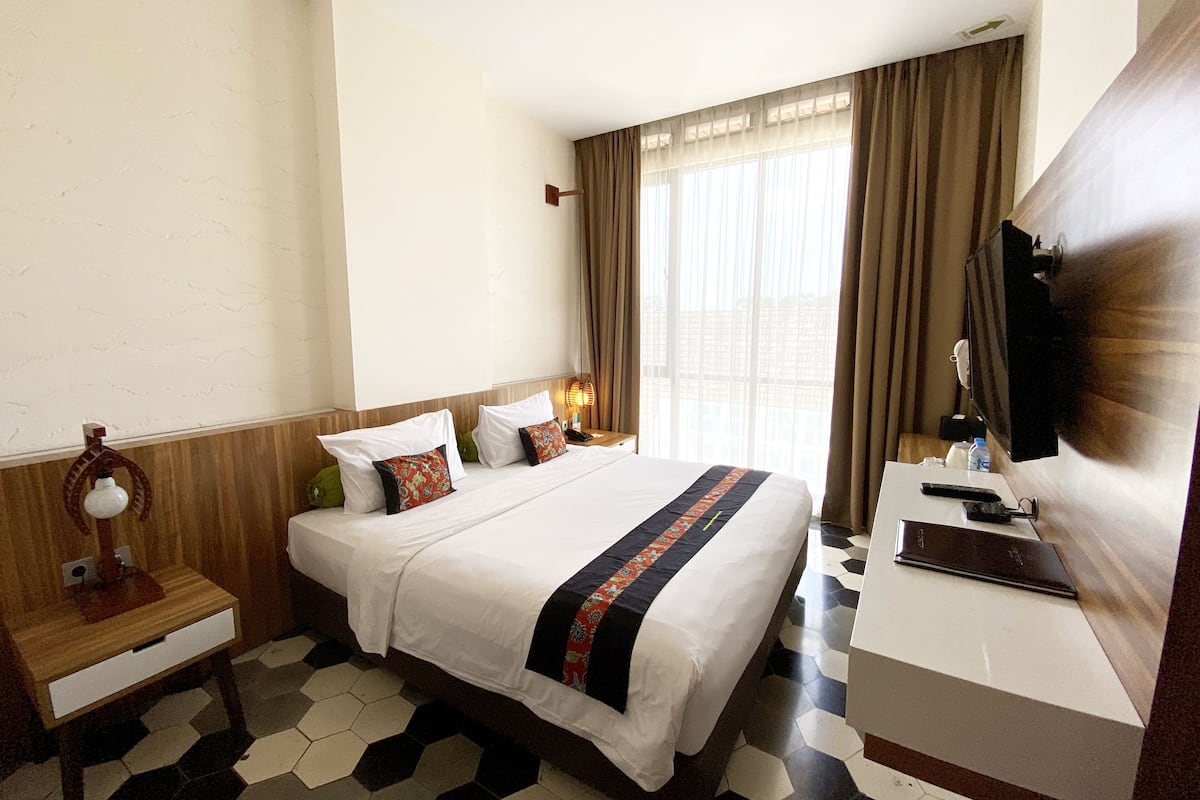 Deluxe Room King | Premium bedding, in-room safe, desk, rollaway beds