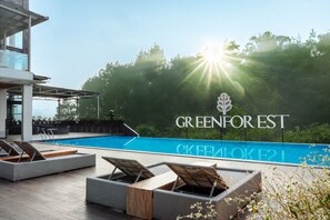 Outdoor pool - Green Forest Resort & Wedding Bandung (Parongpong)