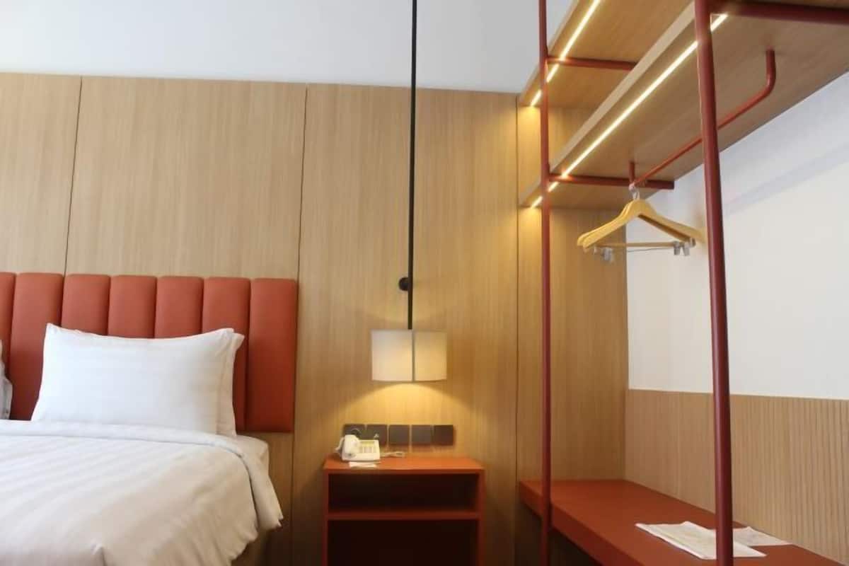 Premium bedding, in-room safe, desk, rollaway beds