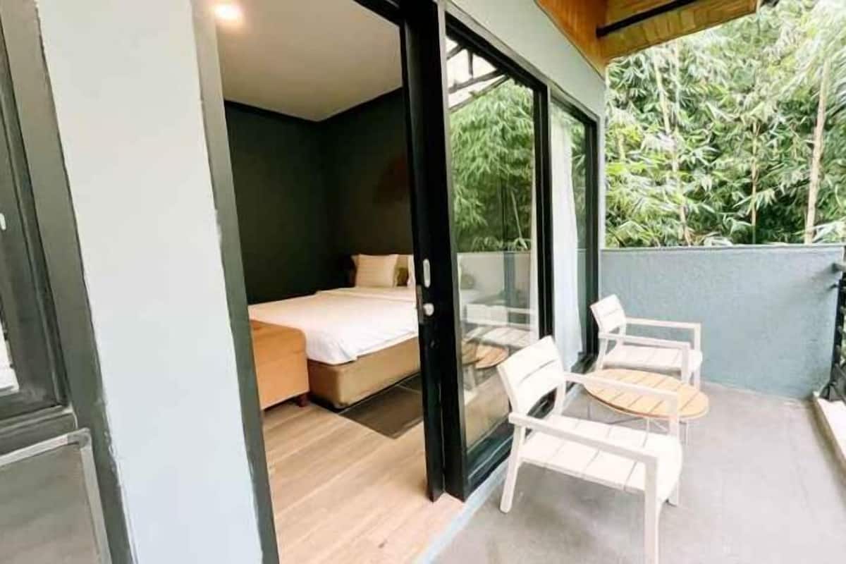 1 bedroom, premium bedding, in-room safe, desk