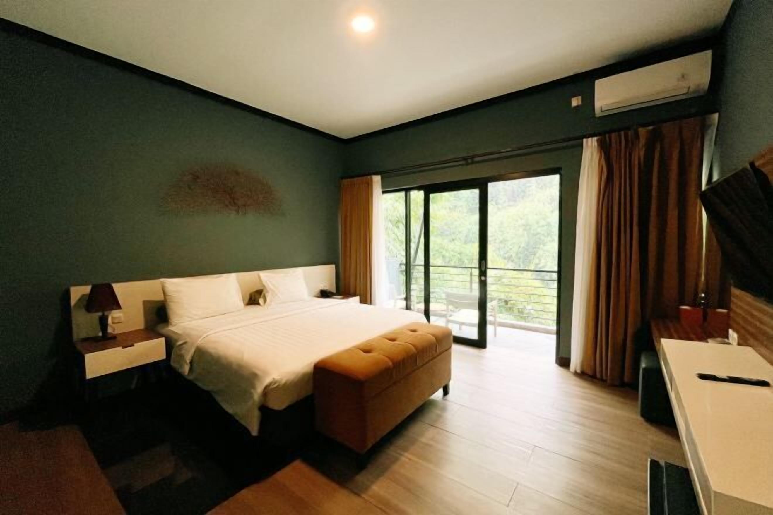 Ropa de cama de alta calidad y caja de seguridad en la habitación 