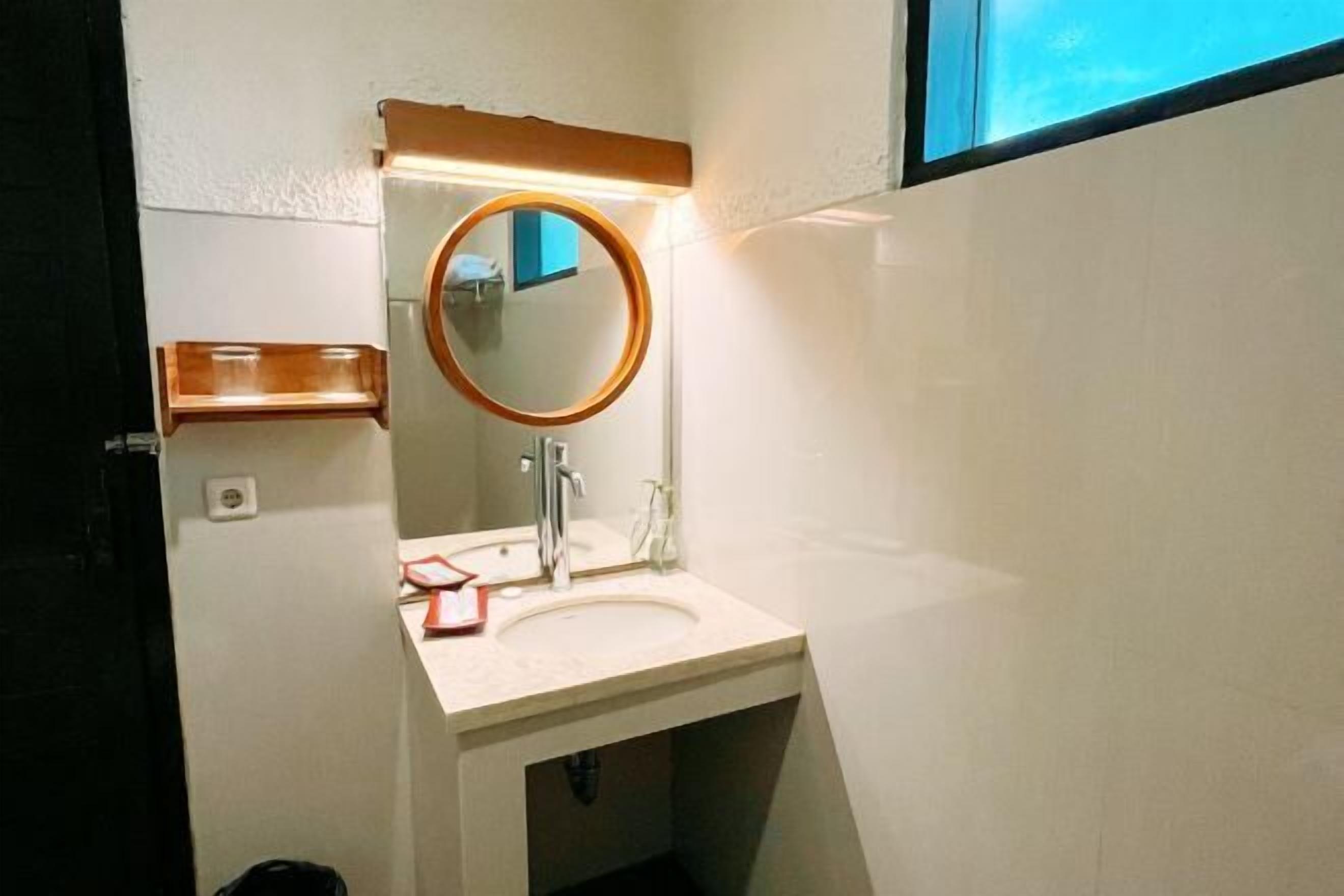 Shower, free toiletries, hair dryer, slippers