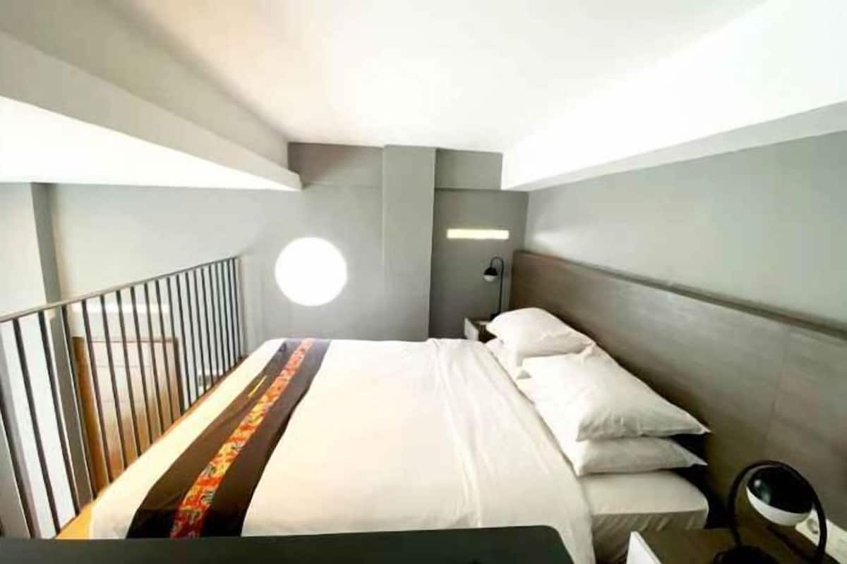 Sengetøy av topp kvalitet, safe på rommet og skrivebord