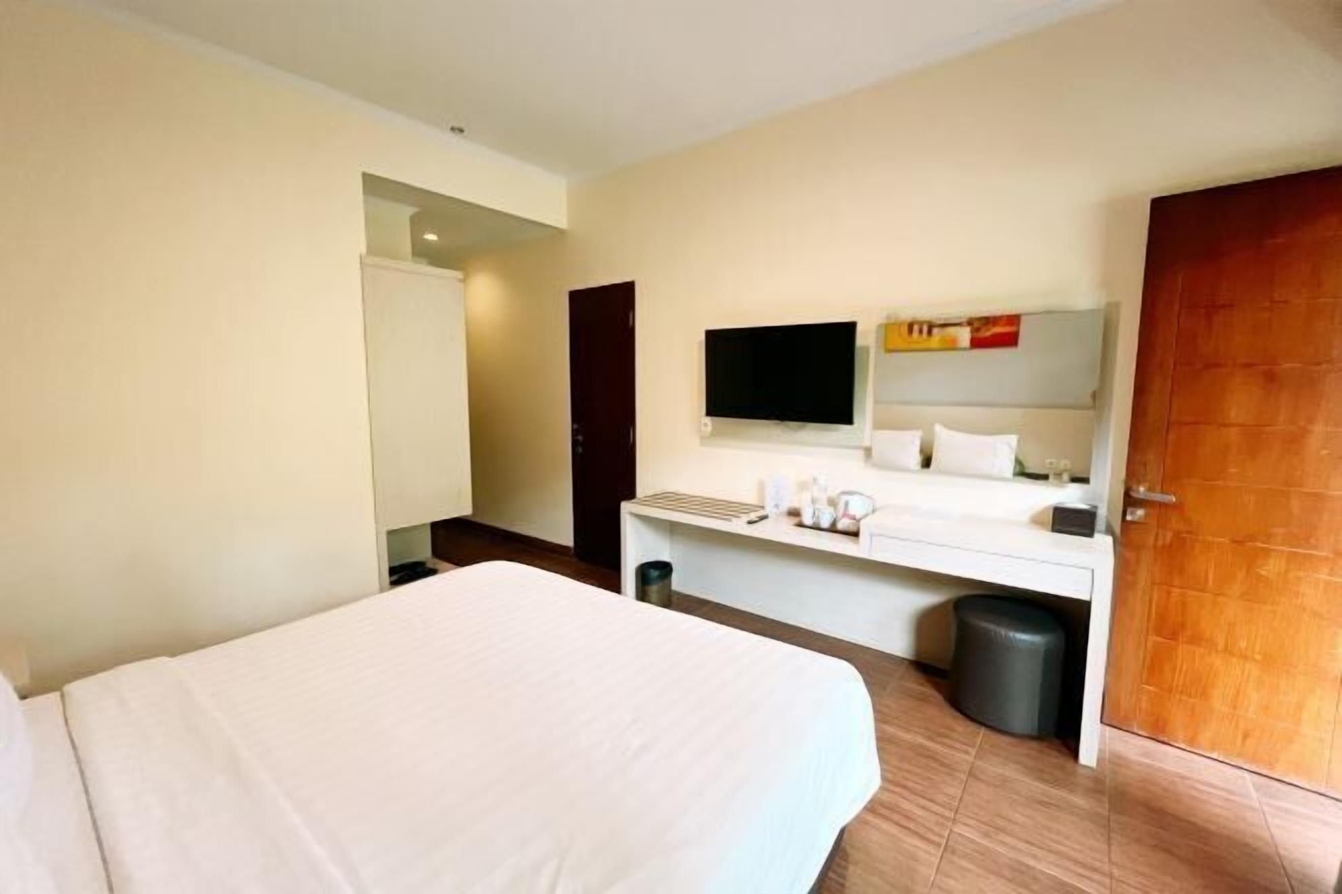 Premium bedding, in-room safe, desk, rollaway beds