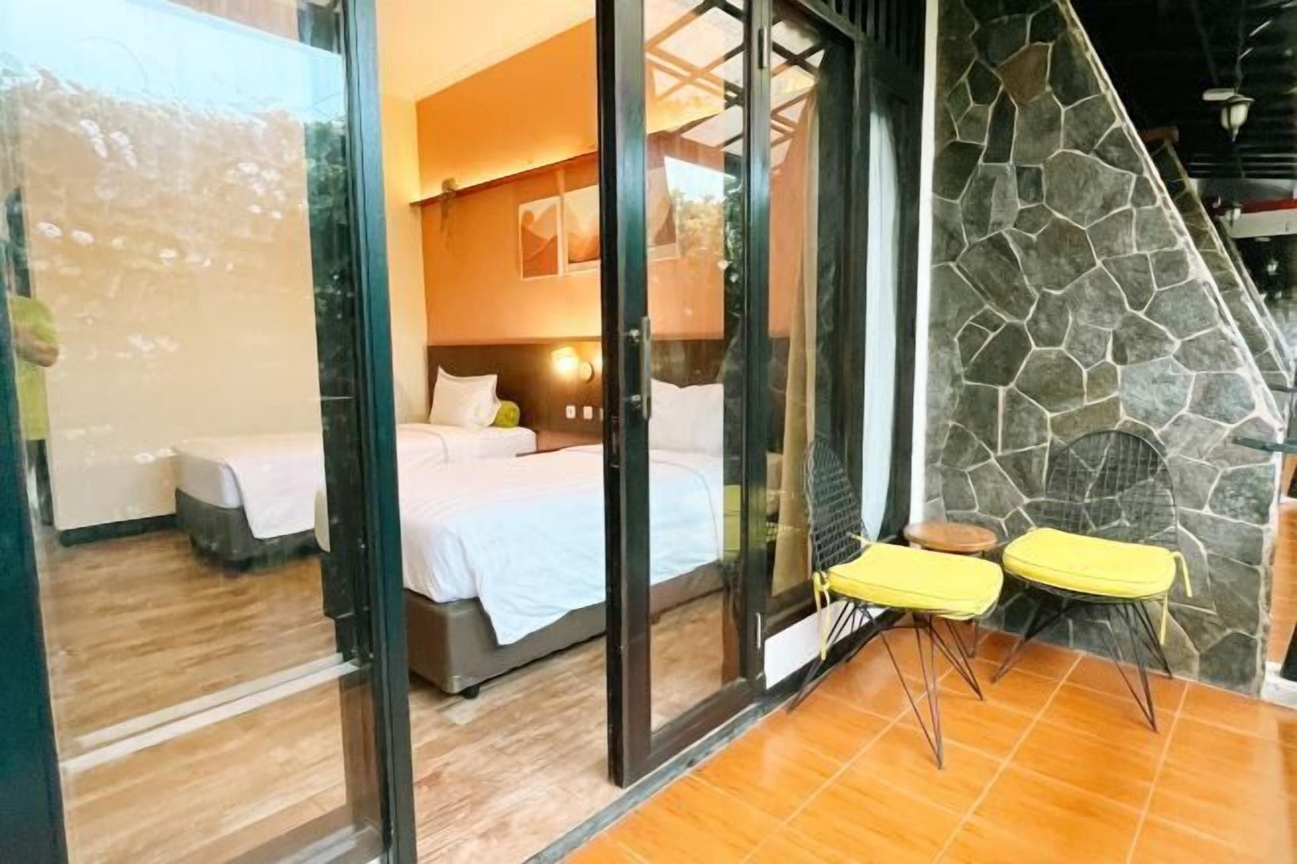 Premium bedding, in-room safe, desk, rollaway beds