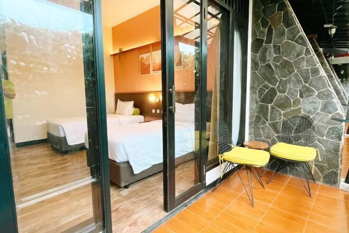 Premium bedding, in-room safe, desk, rollaway beds