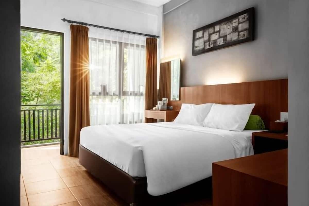 Premium bedding, in-room safe, desk, rollaway beds