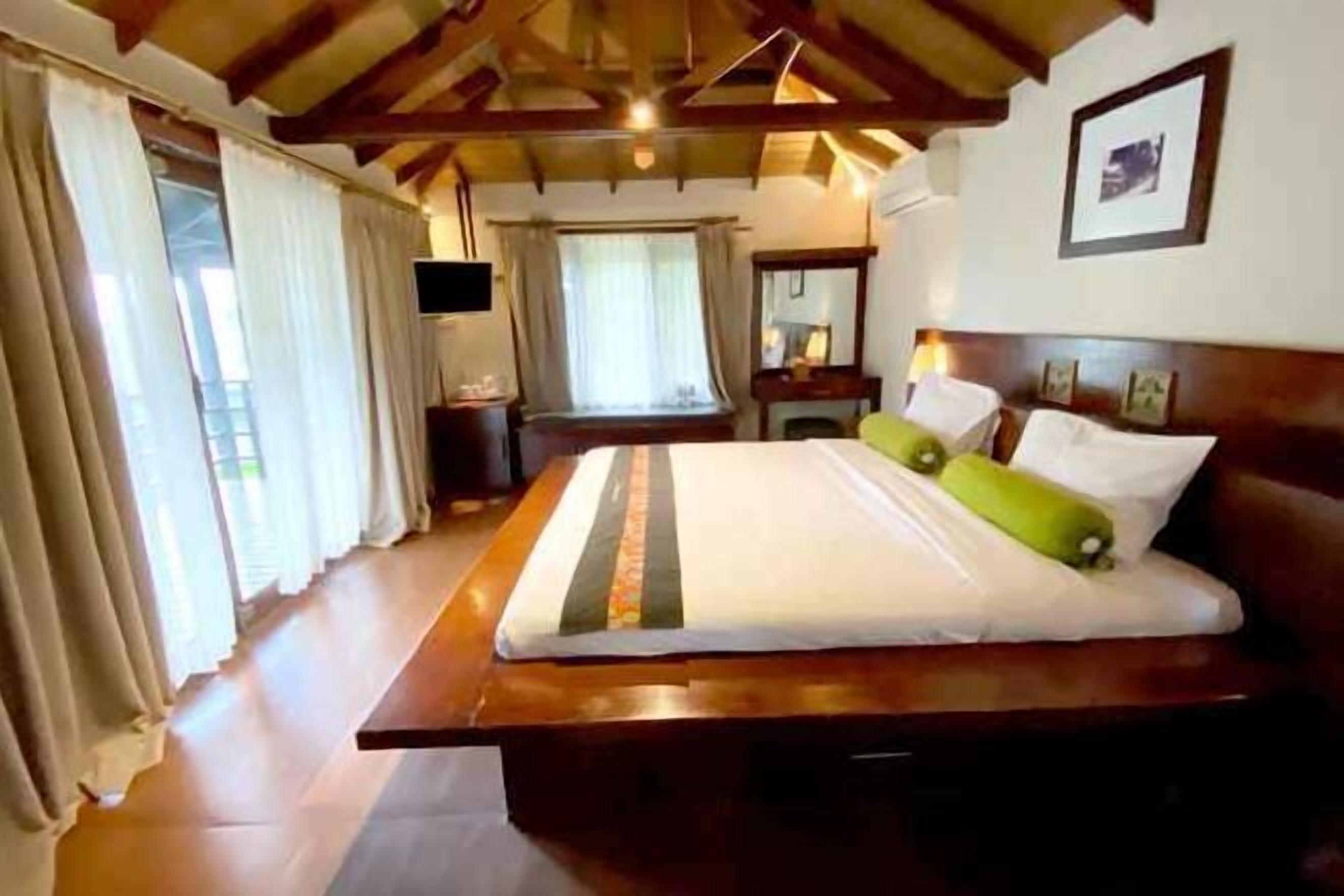 고급 침구, 객실 내 금고, 책상, 간이 침대