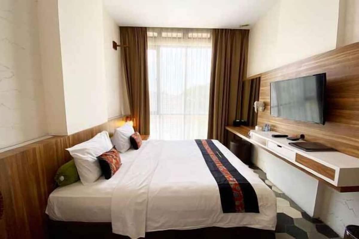 Premium bedding, in-room safe, desk, rollaway beds