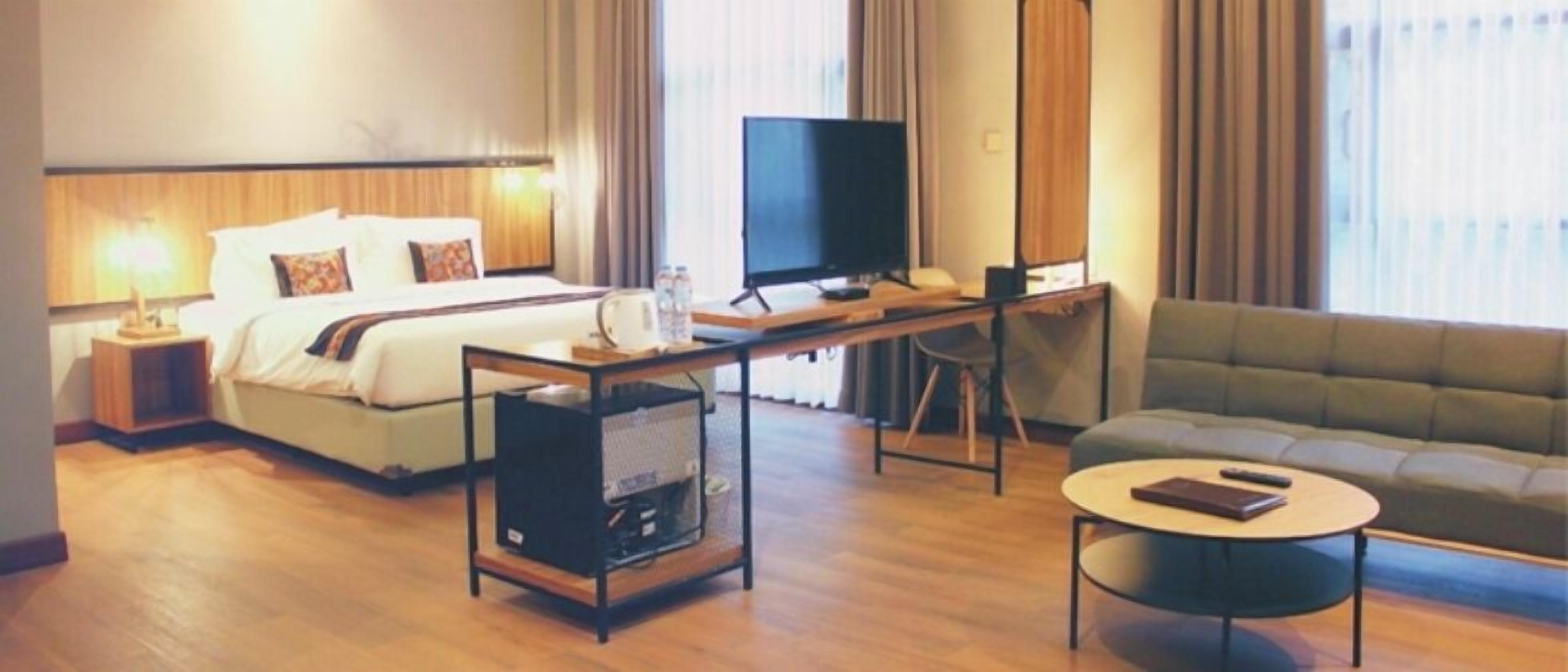 Premium bedding, in-room safe, desk, rollaway beds