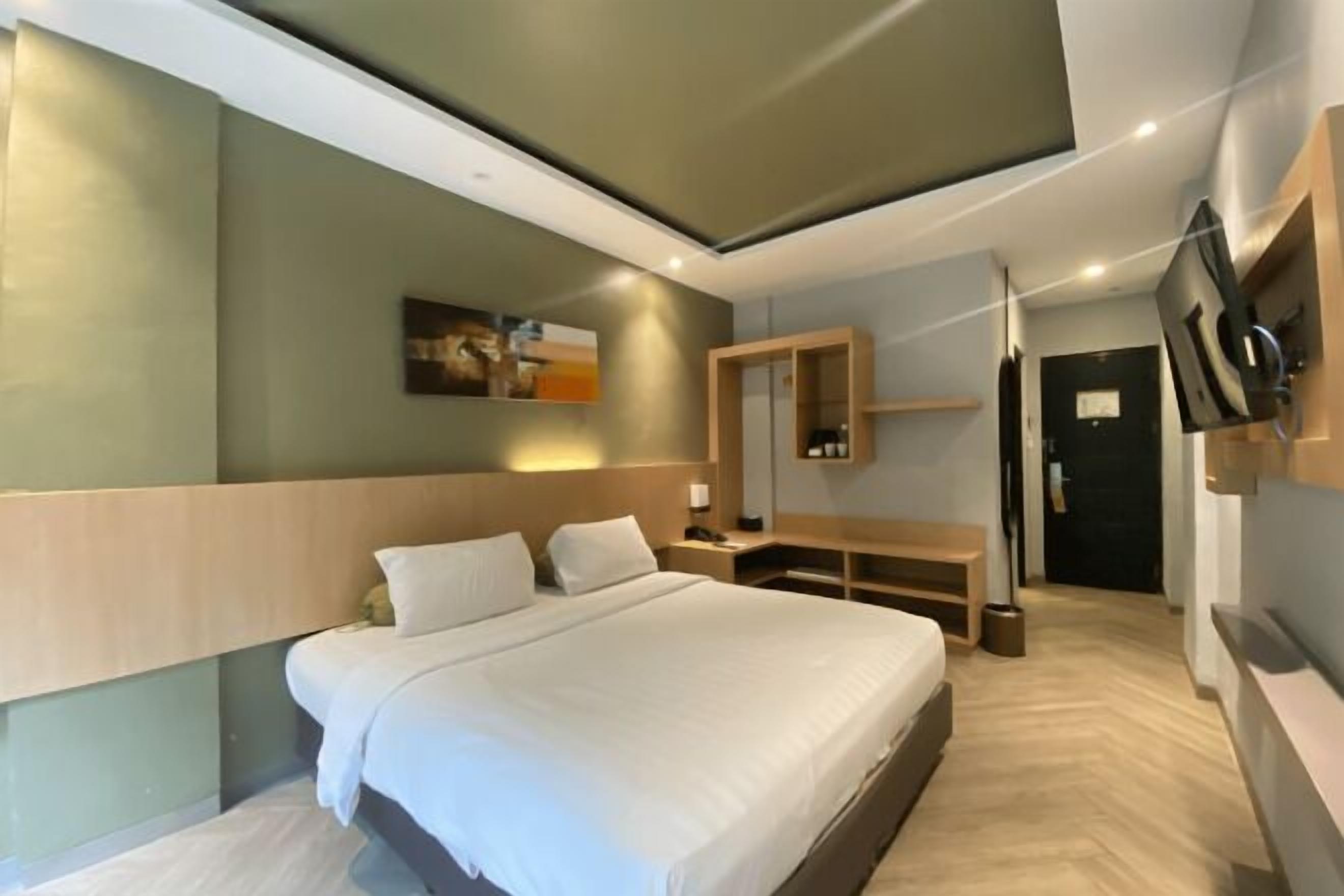 Premium bedding, in-room safe, desk, rollaway beds