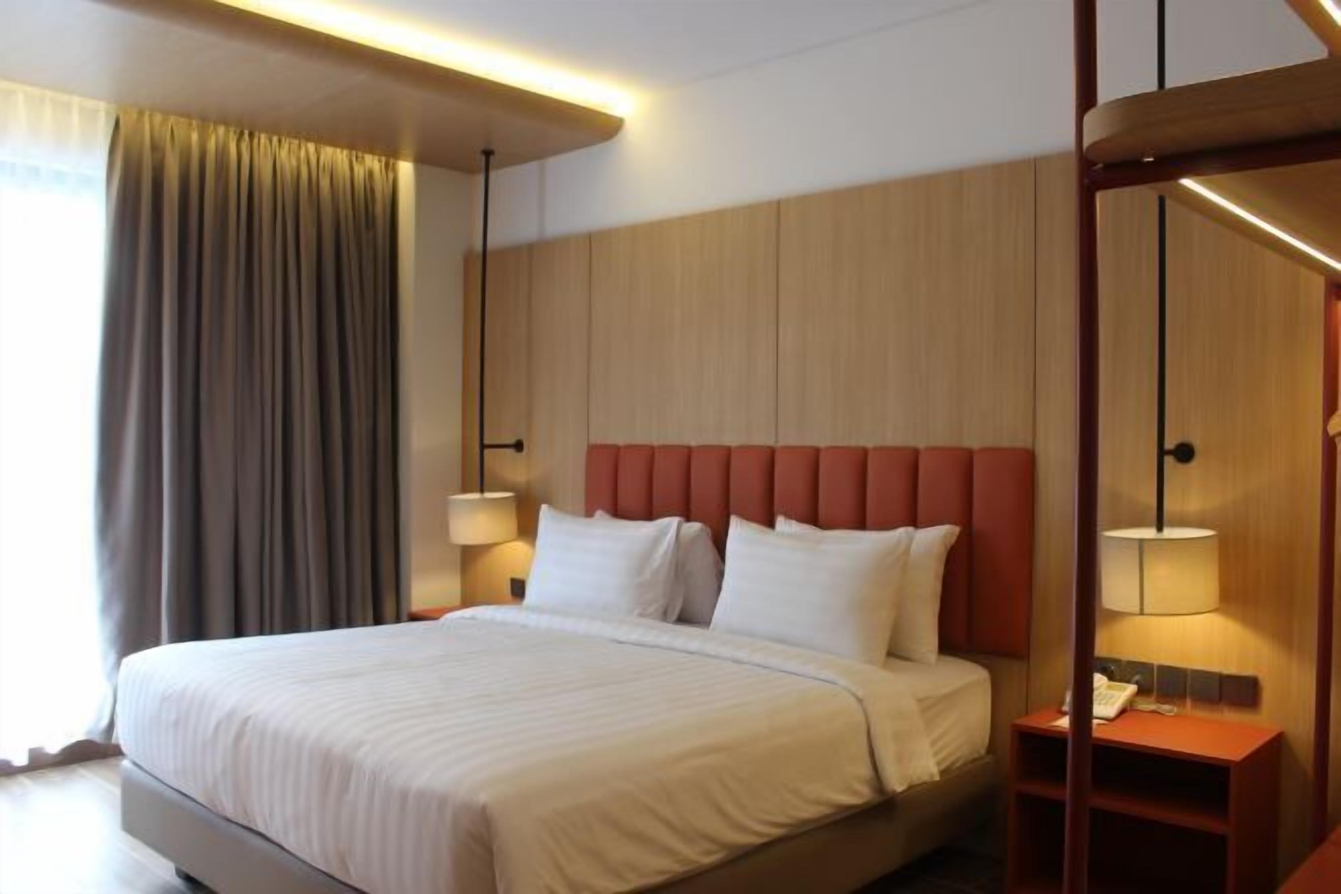 Premium bedding, in-room safe, desk, rollaway beds