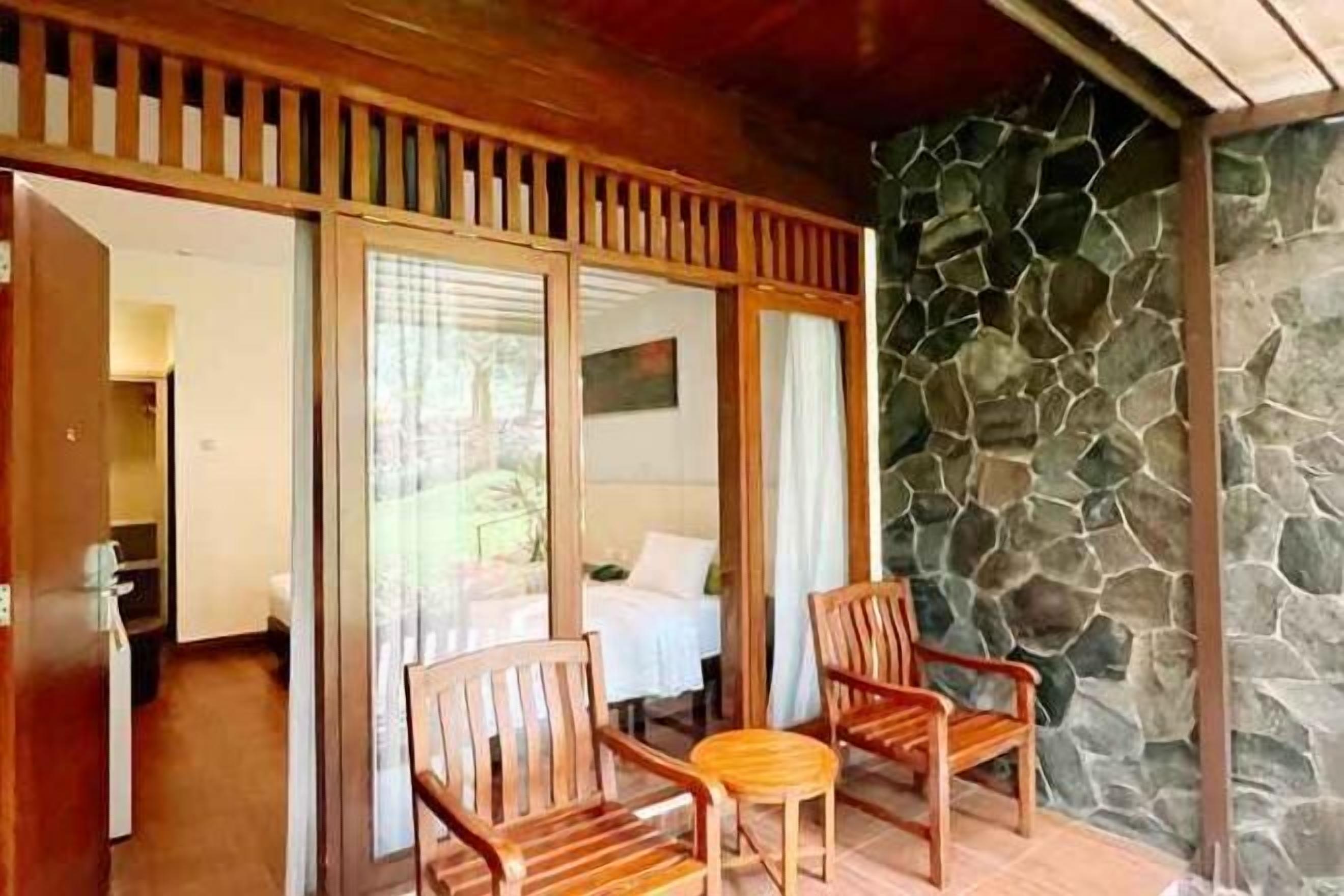 고급 침구, 객실 내 금고, 책상, 간이 침대