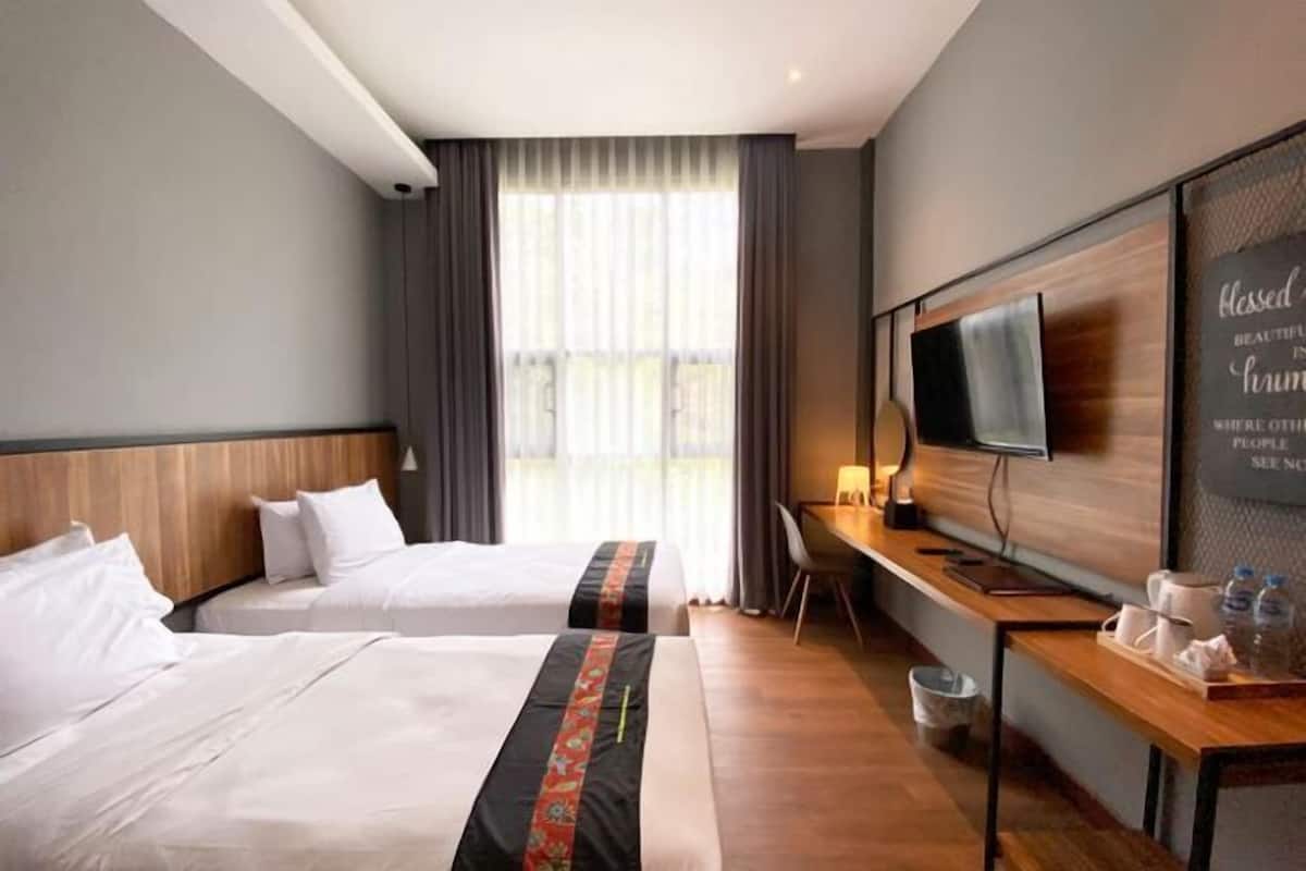 Premium bedding, in-room safe, desk, rollaway beds