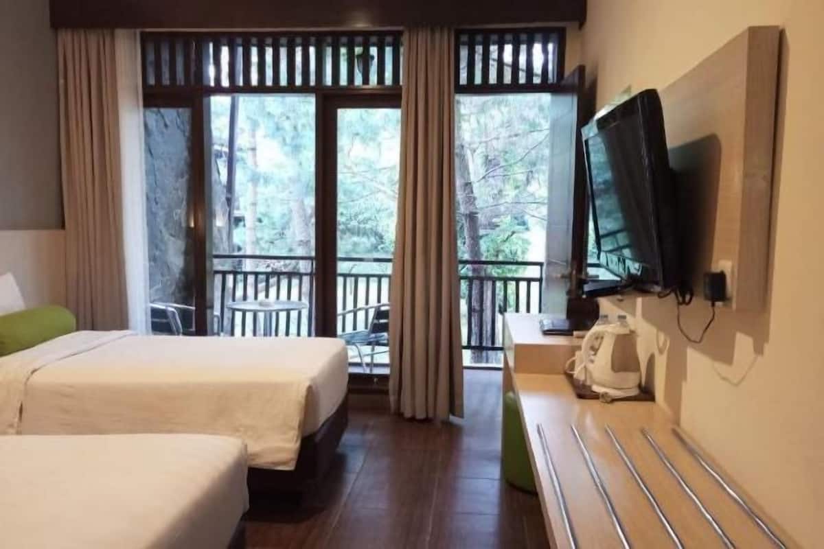 1 bedroom, premium bedding, in-room safe, desk