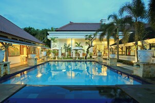 Bagian depan properti - sore/malam