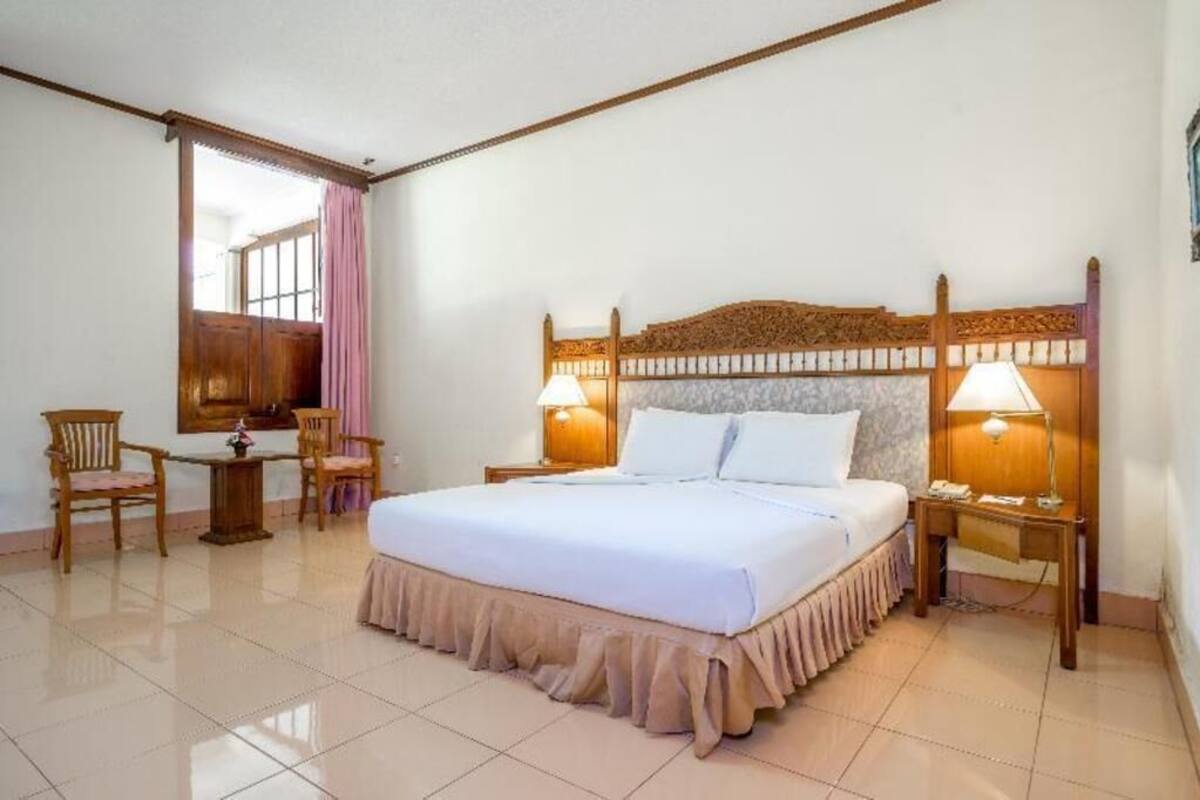 Minibar, desk, laptop workspace, blackout drapes