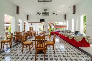 Sarapan masakan setempat setiap hari dengan biaya tambahan
