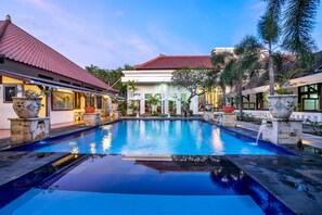 Outdoor pool, open 6:00 AM to 6:00 PM, pool umbrellas, pool loungers - Inna Bali Heritage Hotel (Denpasar)
