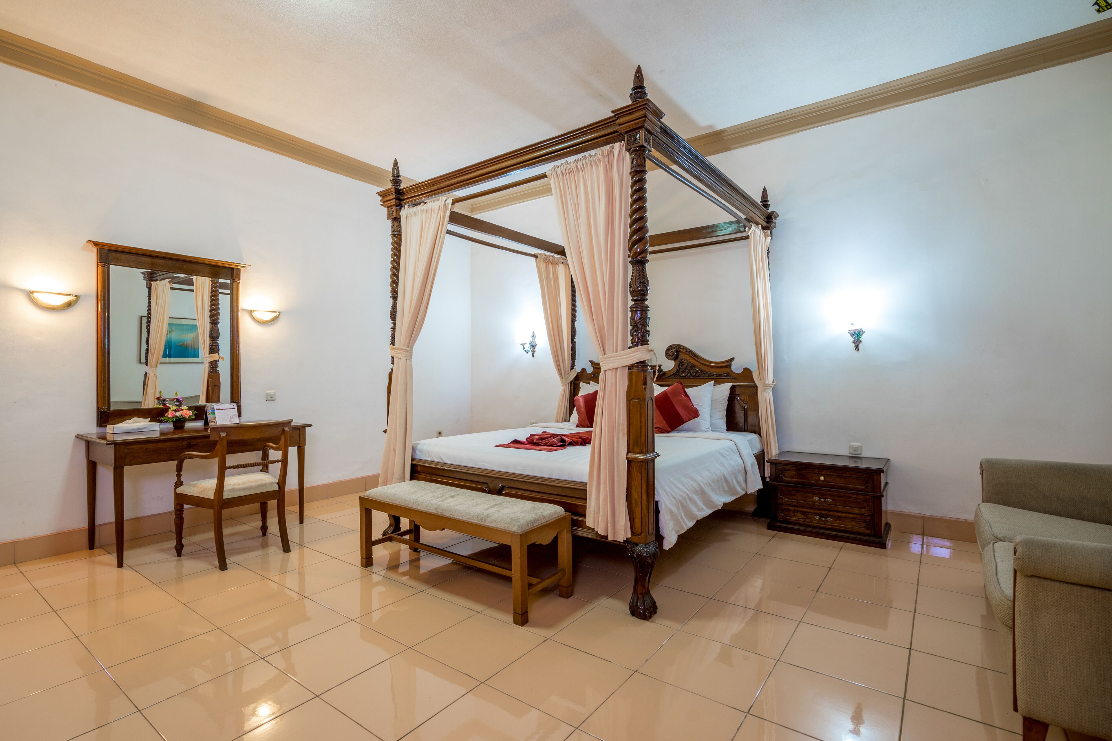 Suite, pemandangan kebun | Minibar, meja kerja, ruang kerja ramah laptop, dan tirai kedap cahaya