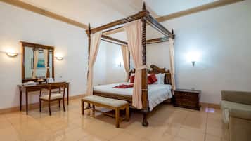 Suite, pemandangan kebun | Minibar, meja kerja, ruang kerja ramah laptop, dan tirai kedap cahaya