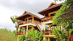 A two-story building with balconies and a garden. - Pai Vimaan Resort (Pai)