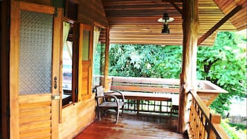 Suite junior, vista al río | Terraza o patio