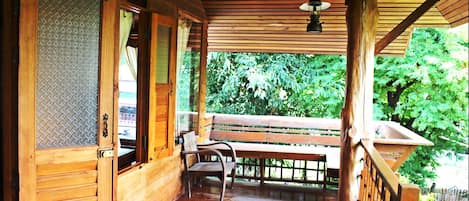 Suite Junior, pemandangan sungai | Teras/patio