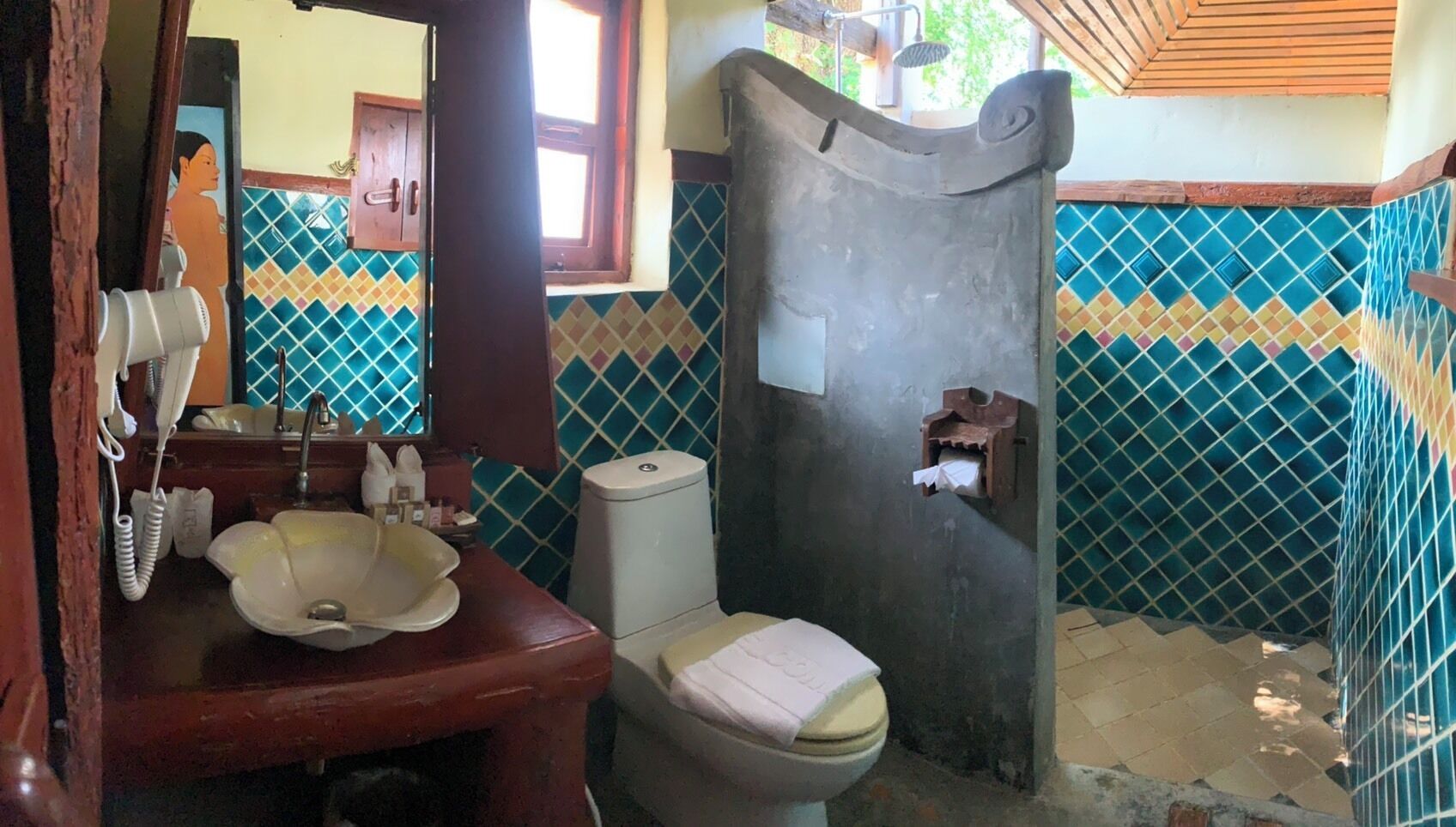 deluxe room | bathroom | combined shower/bathtub, rainfall showerhead, free toiletries