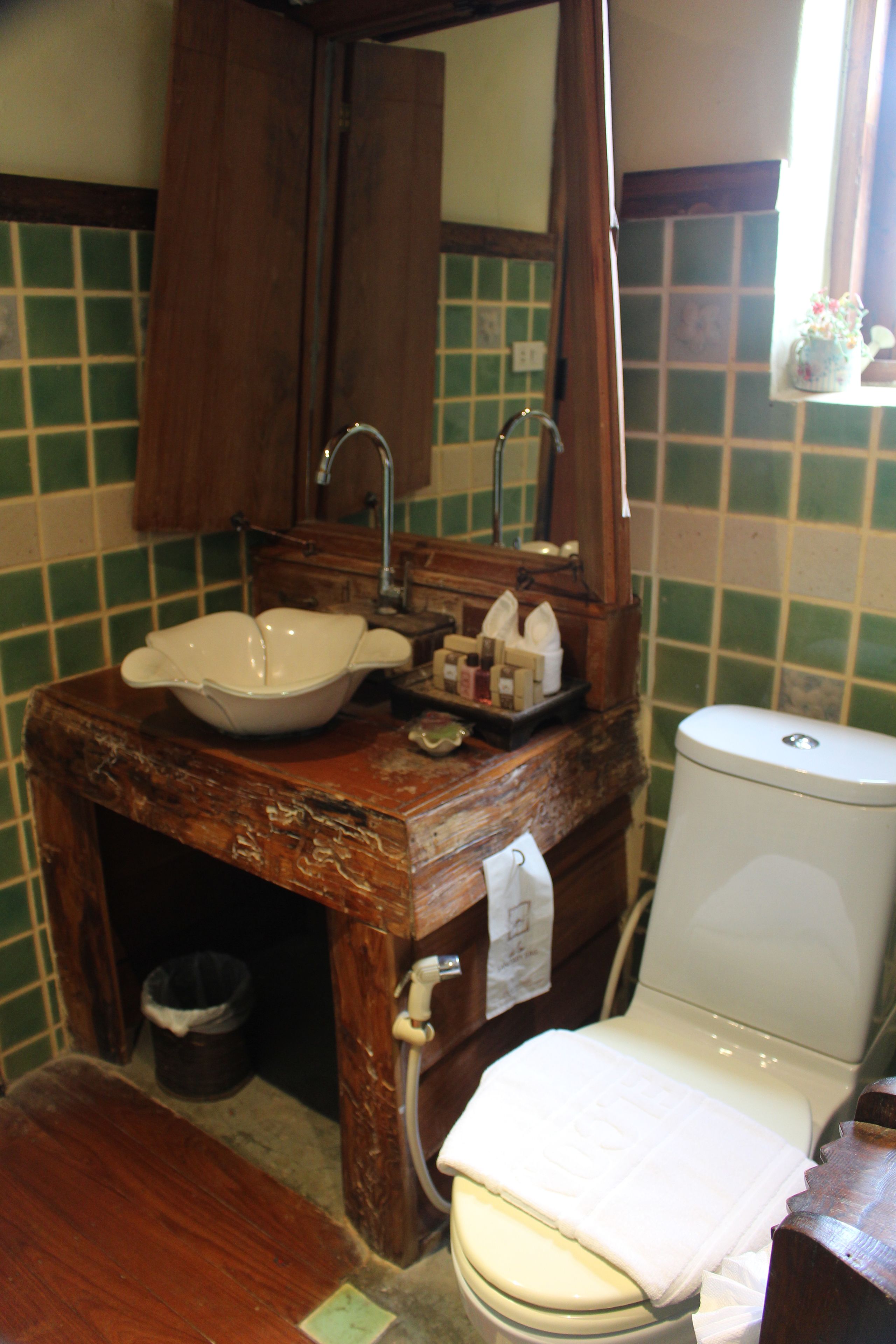 combined shower/bathtub, rainfall showerhead, free toiletries