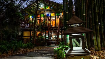 住宿正面 (夜晚)