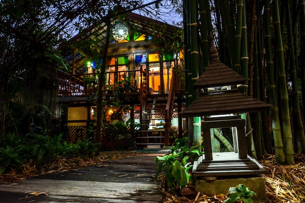 Fachada de la propiedad por la tarde o noche