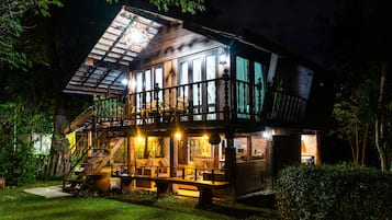 Classic Cabin, Garden View | Individually decorated, individually furnished, iron/ironing board