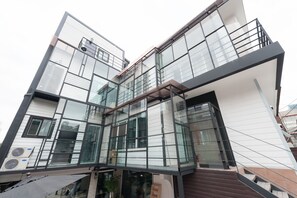 Property entrance - Inno Hostel & Pub Lounge Hongdae (Seoul)