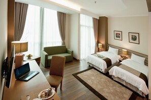 房內夾萬、書桌、摺床/加床 (收費)、免費 Wi-Fi