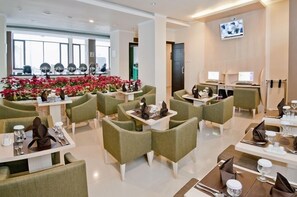 供應早餐、午餐、晚餐；多國菜