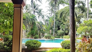 Outdoor pool, pool loungers - Rattana Guesthouse & Bungalow (Koh Samui)