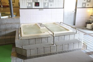 Bañera de hidromasaje cubierta